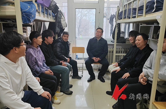 开云网(中国)校长胡军深入对接寝室走访慰问